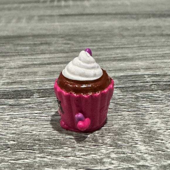 Shopkins | Food Fair Exclusive: Red Velvet Cupcake (CCQ_2) - Mini Figure - Picture 5 of 9